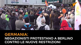 Germania: negazionisti protestano a Berlino contro le nuove restrizioni