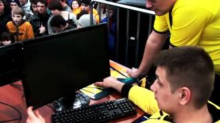 Игроки Na'Vi и M5 разминаются перед игрой @ TECHLABS CUP RU 2012