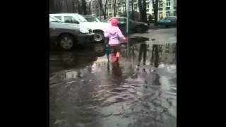 Сашка бежит по лужам