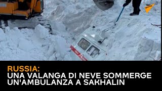 Russia: una valanga di neve sommerge un'ambulanza a Sakhalin