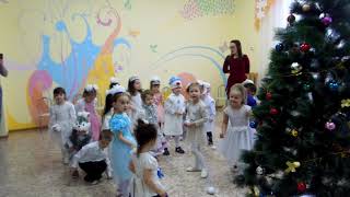 Танец-игра со снежками. Новый год в младшей группе детского сада