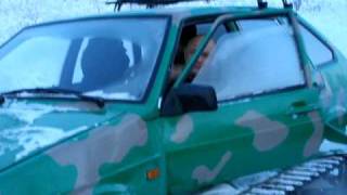 ВАЗ 2109 на гусеницах в тайге зимой.