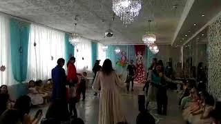 Танец мальчиков с мамами
