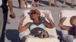 Молоденькая Бритни Спирс (Britney Spears) зажигает на пляже
