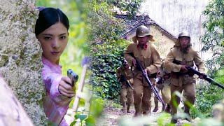 日軍進村搜捕！卻不知道前方10米的巨石背後，女兵的槍口正對準他們！