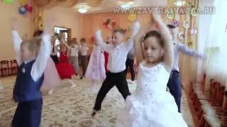 Веселый танец на выпускном из сада