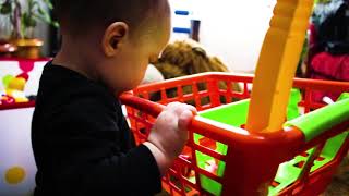 Играем в магазин / Детская тележка / Учимся играть / Kid Doing Grocery Shopping