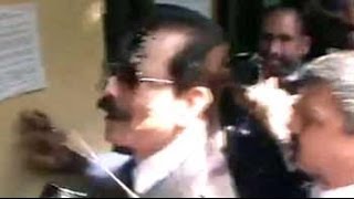 Ink thrown at Sahara chief Subrata Roy as he arrives at Supreme Court