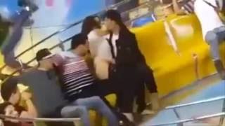 Se le cae el pantalon a chica en juego