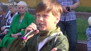 СУХАРИКИ! Мальчик красиво поет на улице!