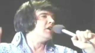 Elvis Presley canta "Cuan grande es El" Elvis Presley sings "How Great Thou Art"