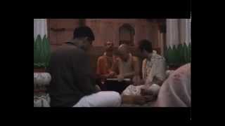 Sripad Aindra Prabhu, kirtan in Sri Radharaman mandir, Vrindavan 2008