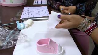 Mulher.com 25/08/2015 - Sapatinho de bebê em biscuit para topo de bolo - Elexandra Azevedo P2