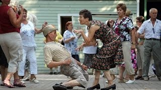 Люди танцуют. ТОП!!! Сборник клип. Смешные танцы и танцоры, прикол. или Потанцуем крабика.
