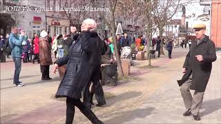 Празднуем 8-е Марта! Танцуем на улице!