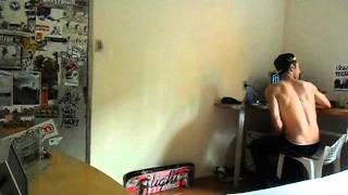 Rafael Moreira mostra que hardflip no quarto as mãe pira