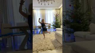 Энергичная девочка танцует под на приколе
