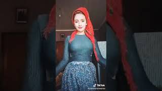 Türbanlı kız nazik oynuyor