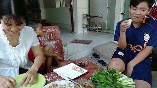 Cúng Thần tài, mẹ làm gỏi cuốn ngon tuyệt, các con nghỉ học vì Virus  Corona - Trần Thế Phương