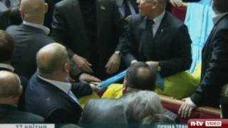 Rauchbomben und Fäuste fliegen  Saalschlacht im Parlament von Kiew
