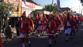 Prajurit kraton jogja - idul fitri 1437 H (1) melintas di jalan ngasem
