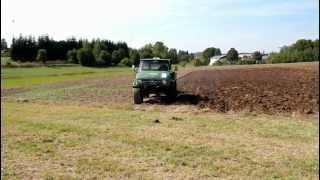 Unimog 406 beim Pflügen