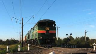 2ТЭ10м-025(9) с грузовым проходит о.п. Совхозный