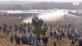 LIVE: Thousands of migrants still hope to cross the Belarus-Poland border