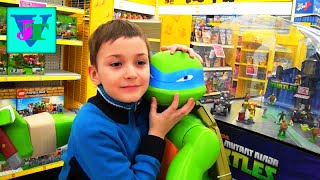 ★ VLOG Магазин игрушек: Черепашки Ниндзя Влади обнимается с Гигантским Черепашкой Ниндзя Леонардо