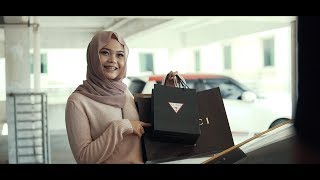 Perempuan Pisau Cukur