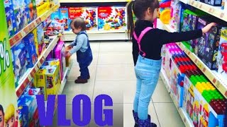 ВЛОГ:Поход в Детский МИР Настя и Катя в магазине игрушек)