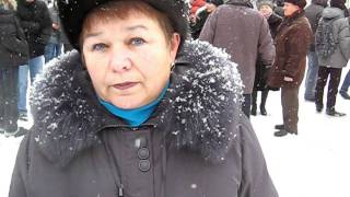 Женщина на митинге в Хакасии