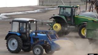 MTZ-82 grain loading in the ZIL-MMZ-4502 /// МТЗ-82 погрузка зерна в ЗиЛ-ММЗ-4502