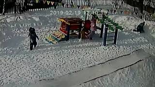 Девочка повесилась на детской площадке