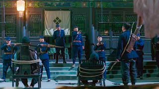 獵手想要救人卻被數名漢奸包圍，漢奸洋洋得意，卻沒想到獵手根本不慌！ 抗日