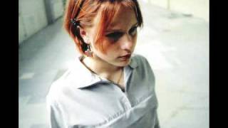 LAURA PAKARINEN - Maan korvessa