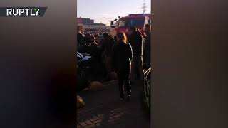 Жители Ленинградской области отодвинули автомобиль для проезда пожарных — видео очевидцев
