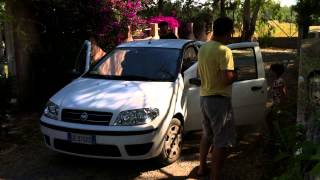 Погрузка семерых человек и собаки в fiat punto