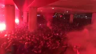 Brutal fiesta de los ultras del Ajax antes del partido
