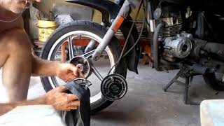 Boxer 150 Argentina revisando freno delantero