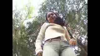 Mexican woman crush a bug / Mexicana aplasta insecto