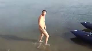 рыба  укусила  мужыка за писюн