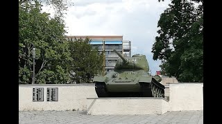 Т-34-85 армии ГДР охраняет покой советских солдат