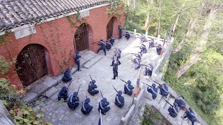 國軍隊長攻打叛軍基地！火力太強，打得叛軍倉皇逃竄，不得不暴露秘密通道
