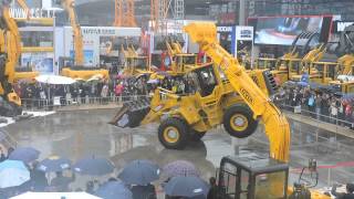 Танцующий погрузчик Foton Lovol FL956 на выставке Bauma 2014 в Китае