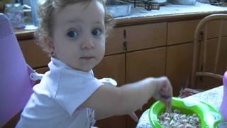 Alice dando trabalho pra comer