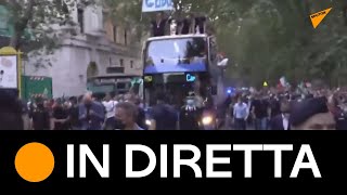 #Euro2020, la #Nazionale fa il giro di #Roma col bus scoperto