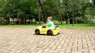 CRIANÇA DIRIGINDO SEU PRIMEIRO CARRO