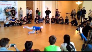 девочка танцует брейк данс Break-dance. the girl dances 11 октября 2015 Adema07
