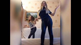 Мама с дочкой учатся танцевать,смотрите что из этого вышло Mom and daughter learn to dance